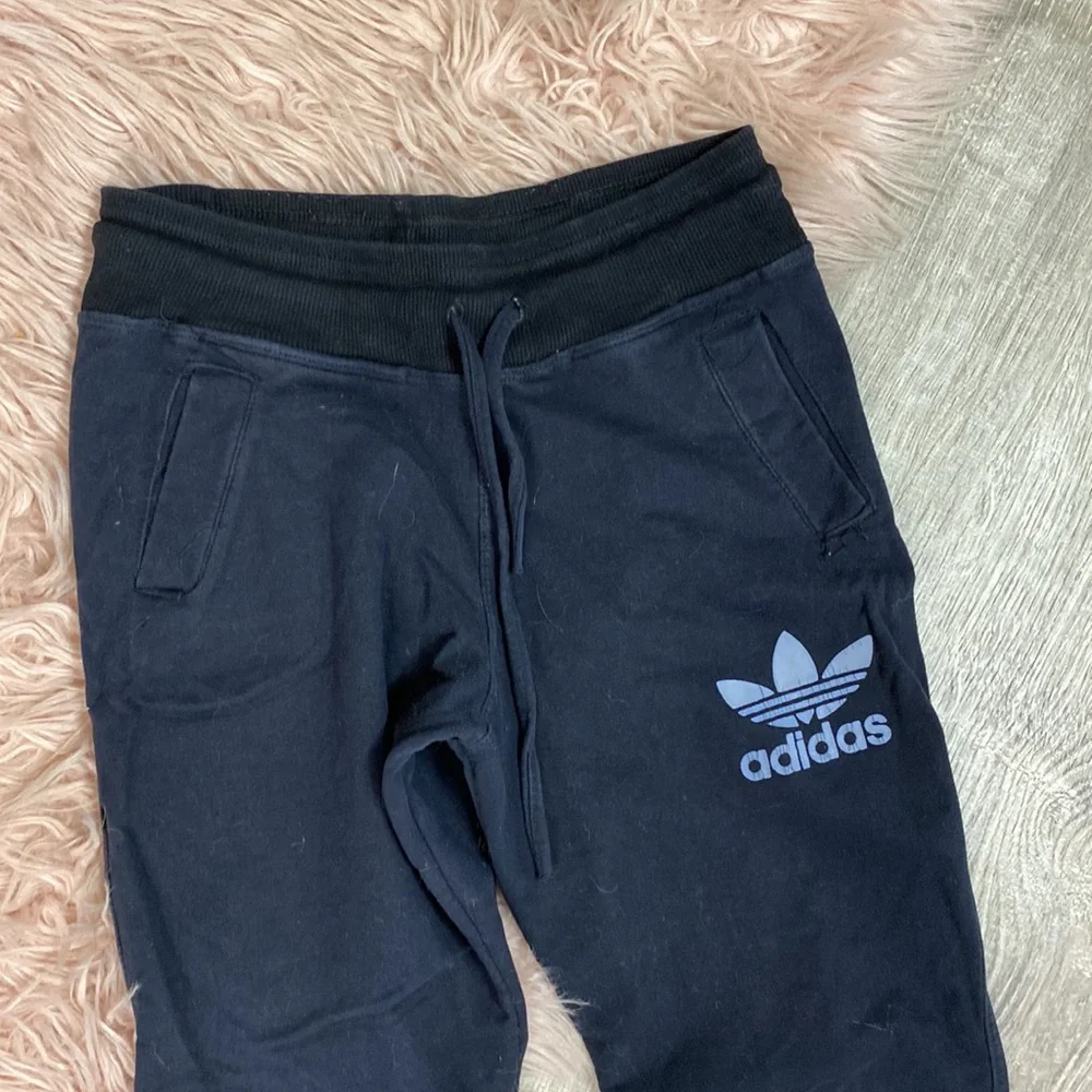 Adidas sweatpants w pockets - Picture 2 of 2